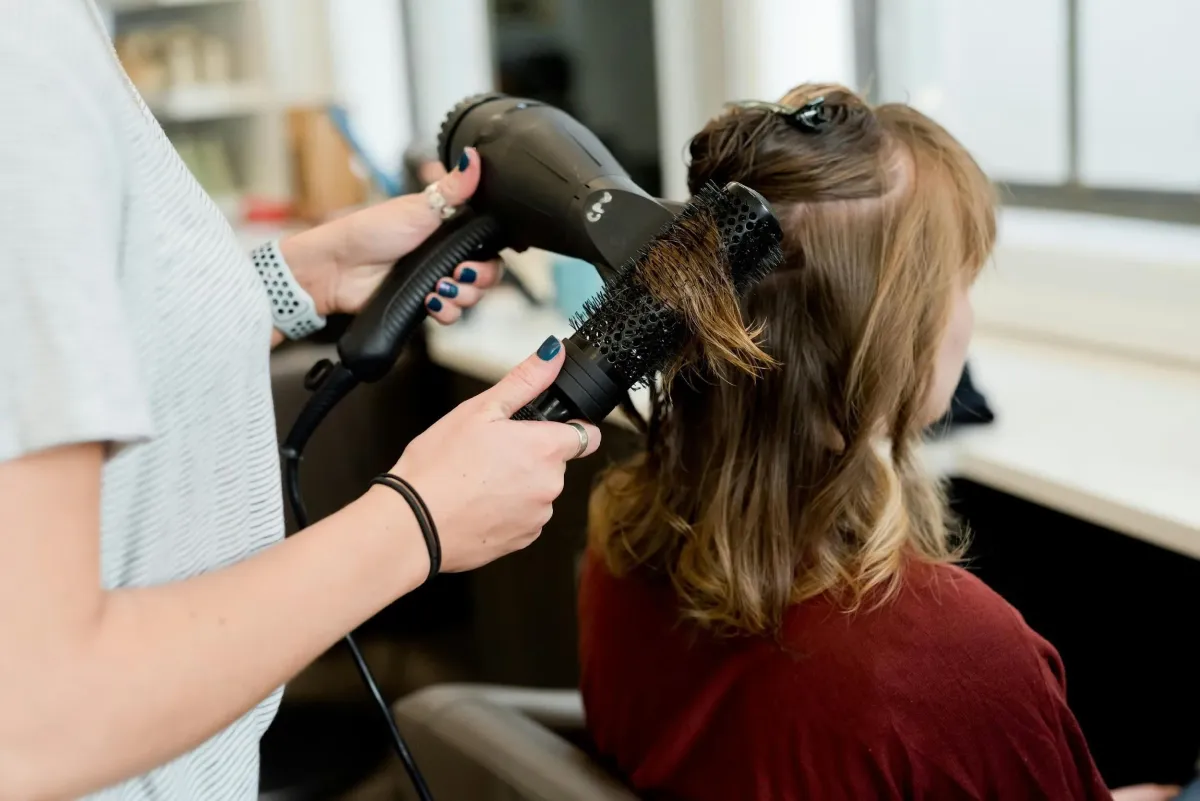 Salon fryzjerski Lublin – dlaczego konsultacja przed strzyżeniem ma kluczowe znaczenie?