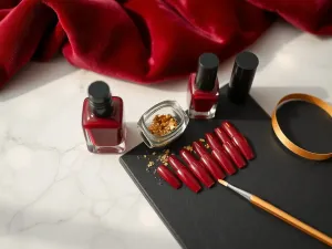 Paznokcie bordo ze złotem – inspiracje i porady