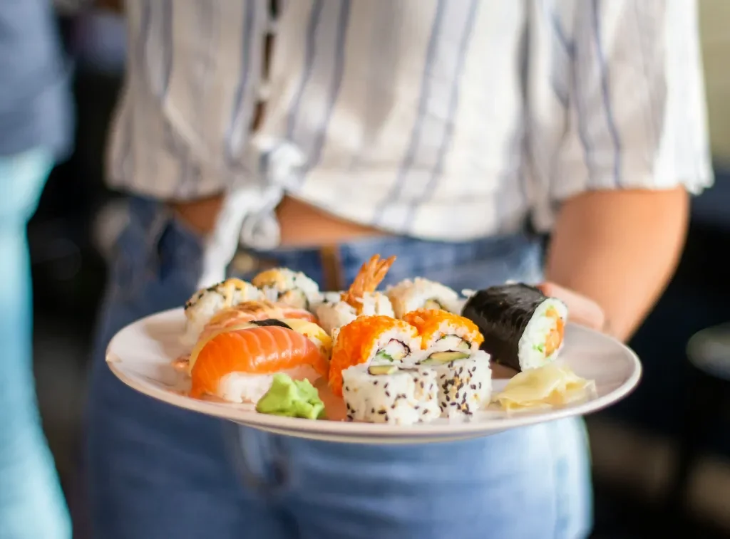 Pieczona ryba czy surowy tuńczyk na start – od jakich rolek najlepiej zacząć przygodę z sushi?